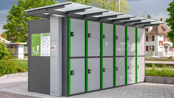 Container mit 12 Boxen, je zwei übereinander und kleiner Überdachung