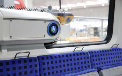 Vergrößerte Ansicht: Nahansicht des Anforderungstasters für Personen im Rollstuhl