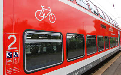 Vergrößerte Ansicht: Roter Zug am Bahnsteig