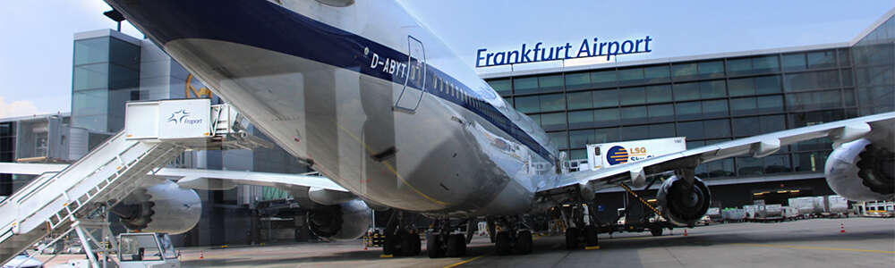 Flugzeug auf Terminal-Parkposition