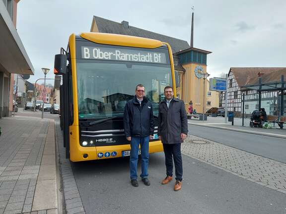 Zwei Männer stehen vor einem gelben Bus, Schrift: B Ober-Ramstadt Bf