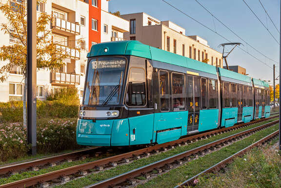 Frankfurter Straßenbahn - Typ T Eine mintgrüne Straßenbahn vor Wohnhäusern