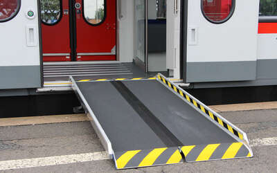 Vergrößerte Ansicht: Elektrischer Triebzug Twindexx - Doppelstockzug mit ausgefahrener Rampe