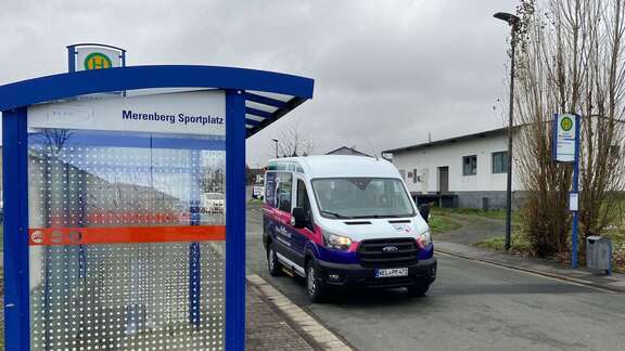 RufBus an der Haltestelle Merenberg Sportplatz