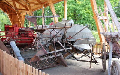 Vergrößerte Ansicht: Alte Dreschgeräte in der Dreschhalle
