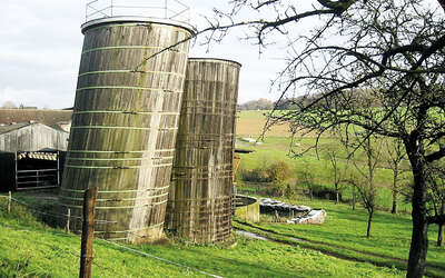 Vergrößerte Ansicht: Zwei Futtersilos auf einem Bauernhof bei Höchst-Forstel