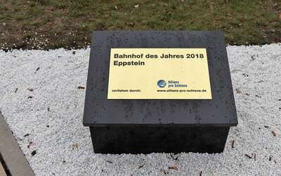 Marmorpodest mit der Messetafel zur Auszeichnung "Bahnhof des Jahres 2018 Eppstein" 