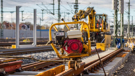 Baustelle mit Gleisbaumaschinen
