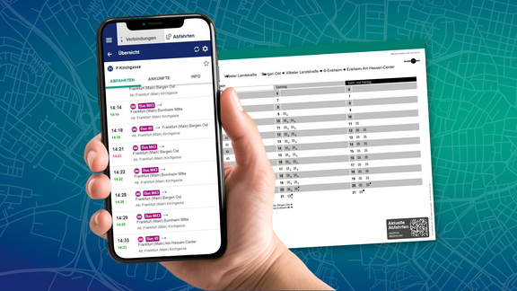 Eine Hand hält ein Handy, darauf ist eine Verbindung angezeigt, im Hintergrund ein Fahrplan