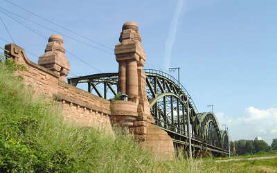 Vergrößerte Ansicht: Eisenbahnbrücke über den Main zwischen Gustavsburg und Hochheim