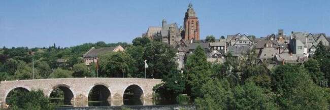Das Bild zeigt die "Schokoladenansicht" der Altstadt von Wetzlar mit der Alten Lahnbrücke und dem Dom, der über der Altstadt thront. Es ist von der Neuen Lahnbrücke am Karl-Kellner-Ring aufgenommen.