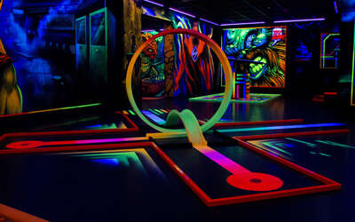 Vergrößerte Ansicht: Bahn mit Rampe, die durch ein Looping geht