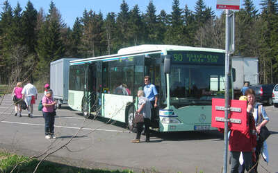 Vergrößerte Ansicht: Vergrößerte Ansicht: RhönRadBus mit Fahrradanhänger in der Hochrhön