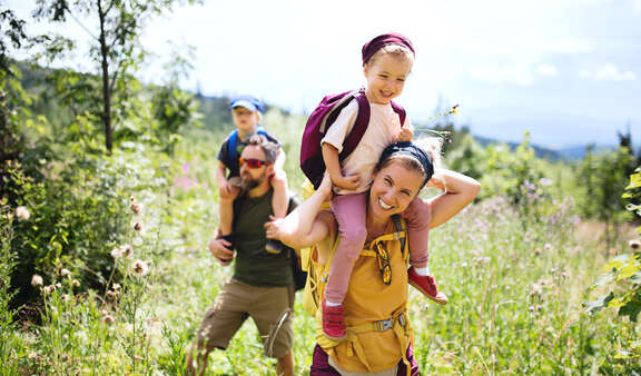 Familie beim Wandern im Grünen