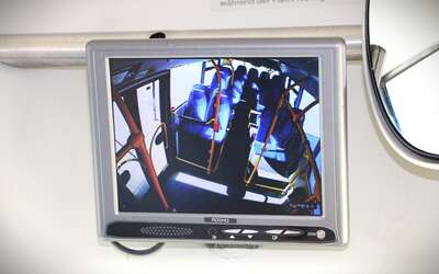 Ein Videodisplay zeigt das Innere eines Busses