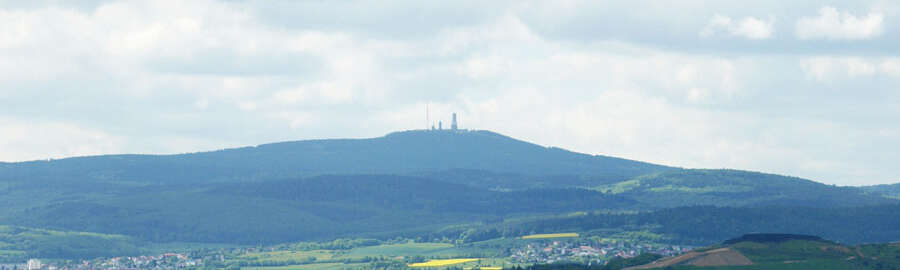 Felder und Stadt, im Hintergrund der große Feldberg
