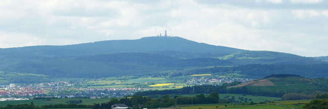 Felder und Stadt, im Hintergrund der große Feldberg
