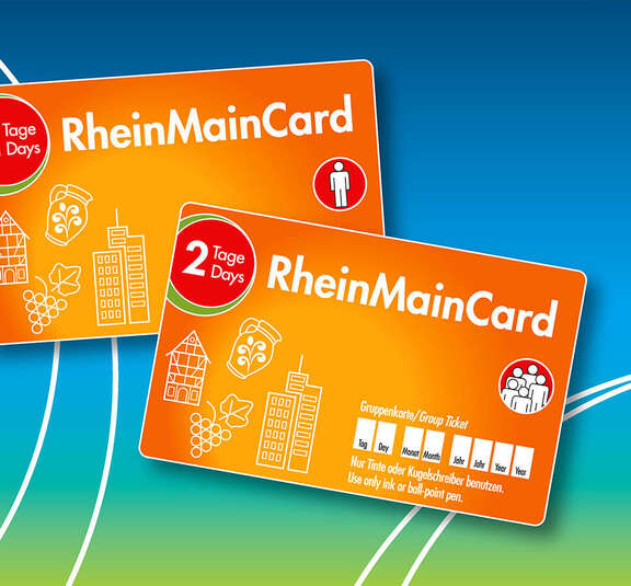 Zwei Karten der RheinMainCard 2021 mit Symbolen für die Rhein-Main-Region und Nahverkehrs-Symbolen