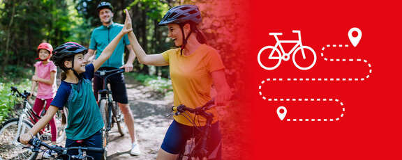 Familie mit Fahrradhelmen auf einem Waldweg: Eine Frau und ein Kind geben sich lachend ein High-Five. Rechts im Bild ein roter Hintergrund mit einem Fahrradsymbol und einer gestrichelten Route mit zwei Positionsmarkierungen.