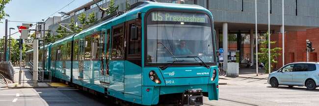 U-Bahn in Frankfurt vor der Nationalbiliothek