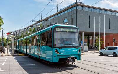 Vergrößerte Ansicht: Die U-Bahn vor der Nationalbibliothek in Frankfurt