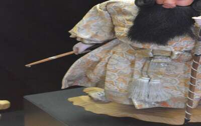 Soldat in japanischer Kleidung mit Stab