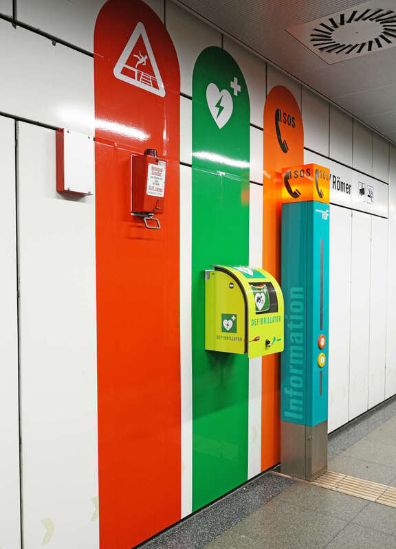 VGF-Hilfeinseln am Bahnsteig Dom/Römer VGF-Hilfeinseln am Bahnsteig Dom/Römer