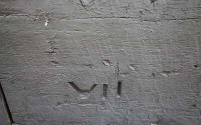 Vergrößerte Ansicht: Zeichen im Holzbalken zur Nummerierung