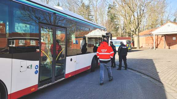 Verkehrskontrolle des Regionalen Verkehrsdienstes (RVD) Wetterau in Zusammenarbeit mit der VGO begutachten einen Bus vor der Schule