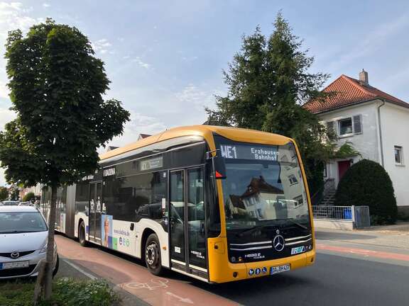 Ein Gelenkbus der Linie WE1 fährt durch Erzhausen.