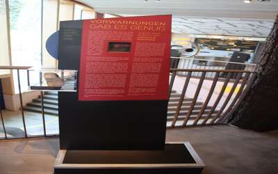 Rote Schautafel-Stele 