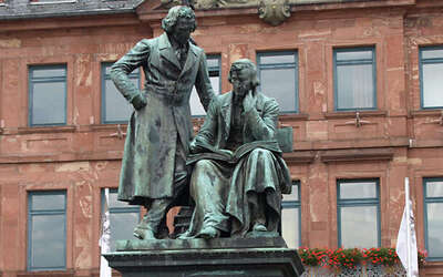 Vergrößerte Ansicht: Ein Denkmal vor einem Gebäude