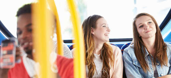 Jugendliche im Bus