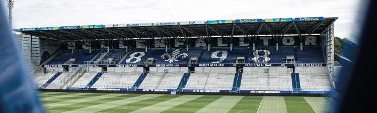 Stadion - Blick auf Tribüne