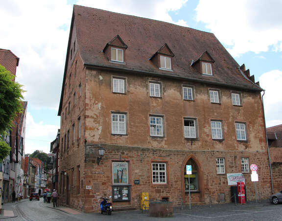 Das ehemalige Gasthaus "Zum Schwan" beherbergt das 50er Jahre Museum Dreigeschossiges Steinhaus aus dem Jahr 1500 mit dem Museumsschild