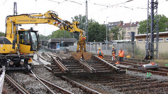 Zweiwege-Bagger auf der Baustelle