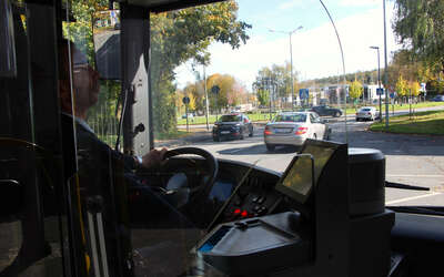 Blick aus einem Bus heraus auf einen Verkehrskreisel