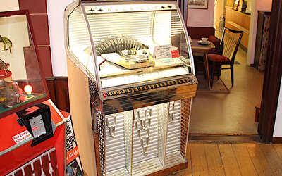 Hell erleuchtete, silberne Jukebox im Museum