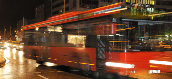 Vergrößerte Ansicht: fahrender Nachtbus