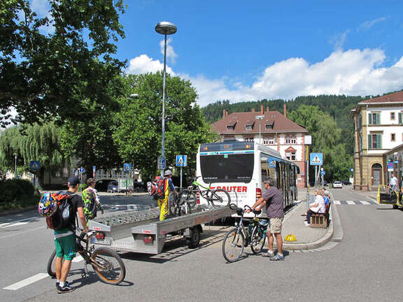 Vergrößerte Ansicht: Beim Einladen des Fahrradanhängers