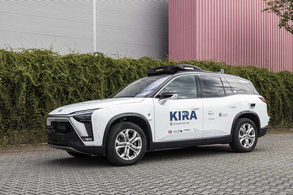 Weißer SUV mit KIRA-Schriftzug auf der Vordertür und Sensoren auf dem Dach