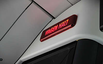 Leuchtdisplay mit der Schrift "Wagen hält"