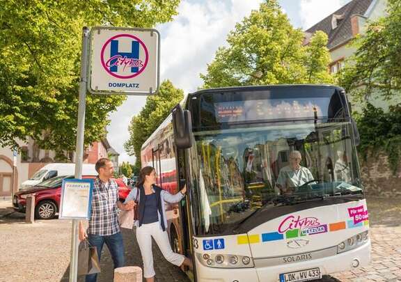 Das Bild zeigt den Citybus an der Haltestelle Domplatz in Wetzlar.