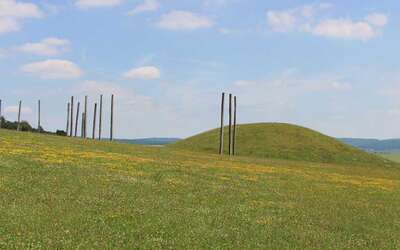 Vergrößerte Ansicht: Grabhügel aus seitlicher Perspektive