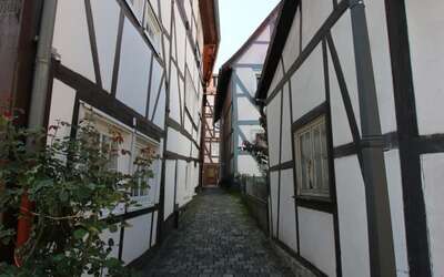 Vergrößerte Ansicht: Kleiner Fachwerkhausdurchgang