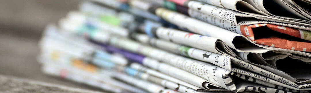 Ein Stapel Zeitungen