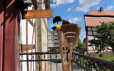 Vergrößerte Ansicht: Die Bürstenmacherei im Hessenpark