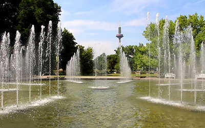 Vergrößerte Ansicht: Wasserfontänen im Oktogonbrunnen