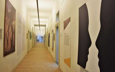 Flur mit großformatigen Kunstwerken an den Wänden.