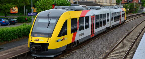Ein Zug der HLB mit 2 Wagons fährt aus dem Bahnhof Leun/Braunfels
